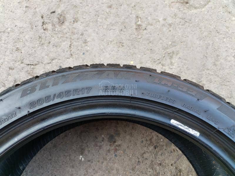 Bridgestone 205/45 R17 Zimska