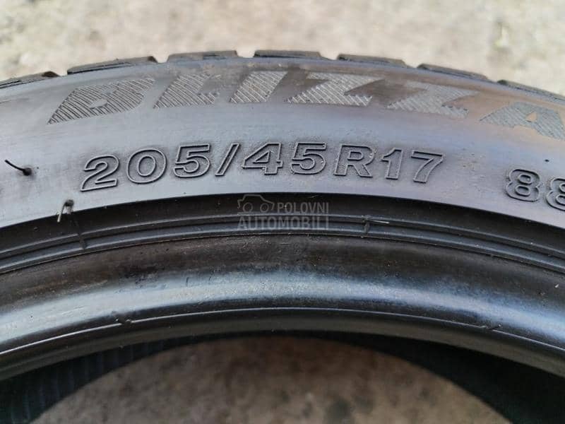 Bridgestone 205/45 R17 Zimska