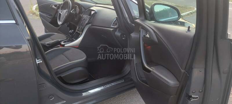 Opel Astra J cosmo naavvi