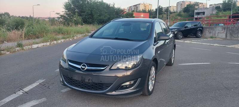 Opel Astra J cosmo naavvi