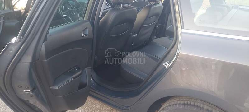 Opel Astra J cosmo naavvi