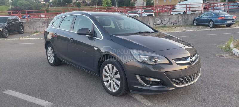 Opel Astra J cosmo naavvi
