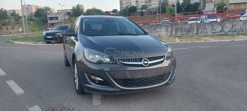 Opel Astra J cosmo naavvi