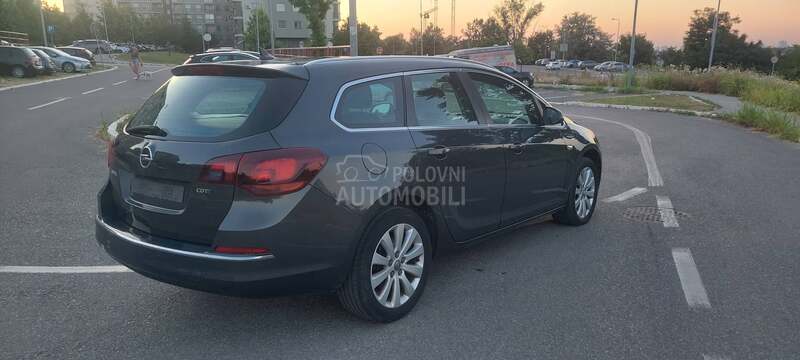 Opel Astra J cosmo naavvi
