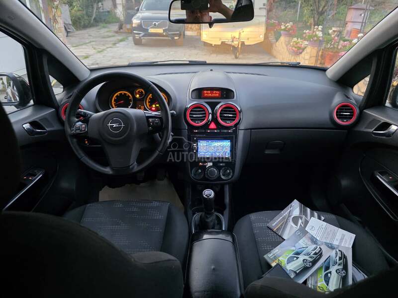 Opel Corsa D 1.4b SporlineCH