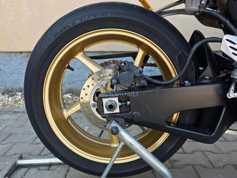 Yamaha R1