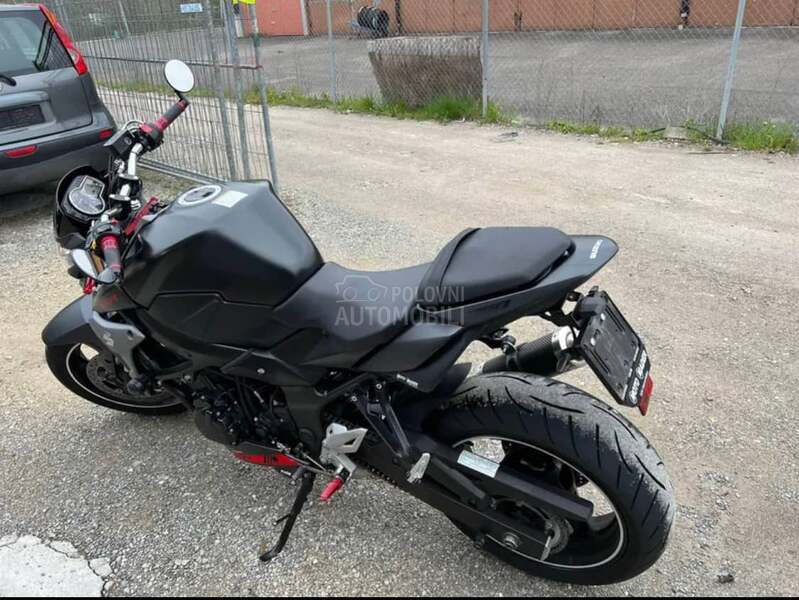 Suzuki gsr 750
