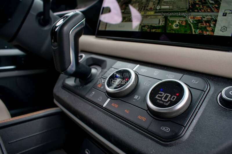 Land Rover Defender SE 250