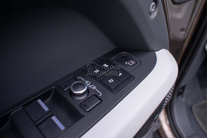 Land Rover Defender SE 250