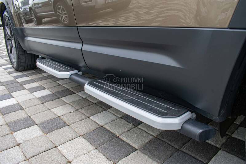 Land Rover Defender SE 250