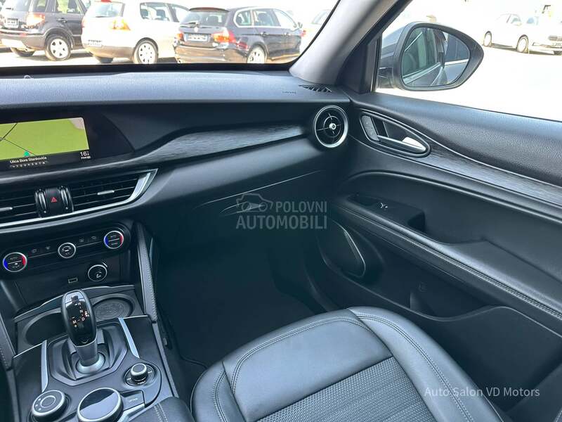 Alfa Romeo Stelvio Q4 210
