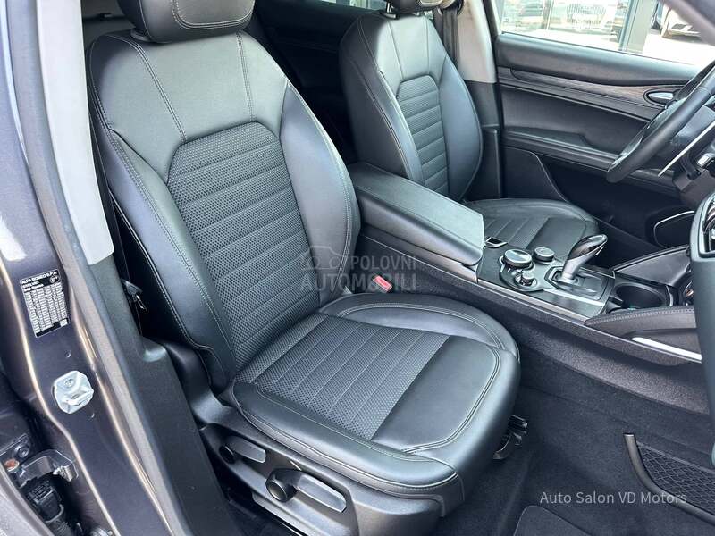 Alfa Romeo Stelvio Q4 210