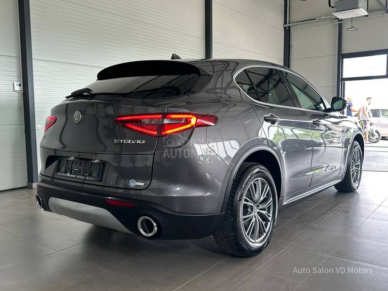 Alfa Romeo Stelvio Q4 210
