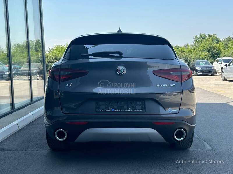 Alfa Romeo Stelvio Q4 210