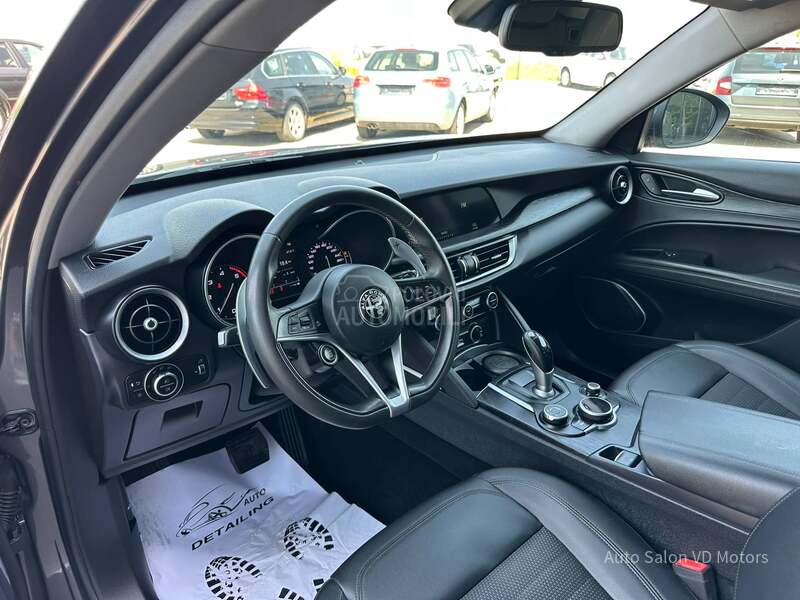 Alfa Romeo Stelvio Q4 210
