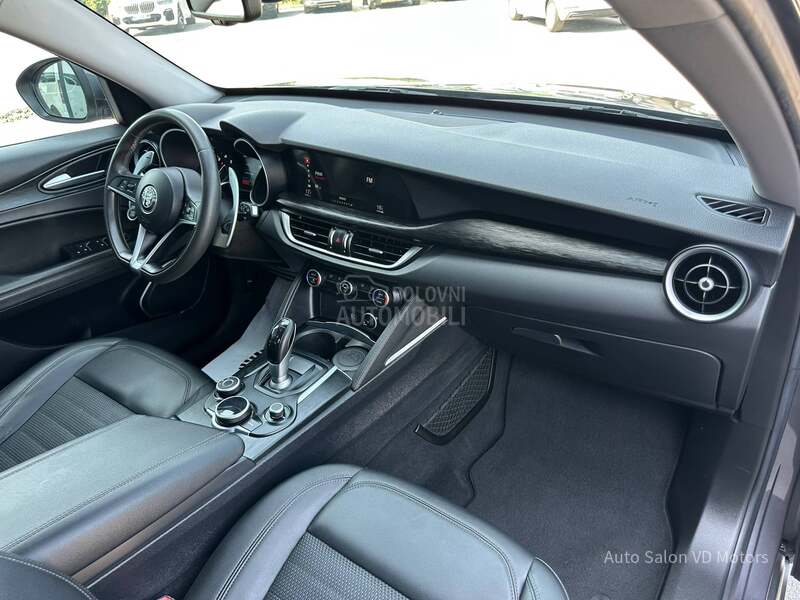 Alfa Romeo Stelvio Q4 210