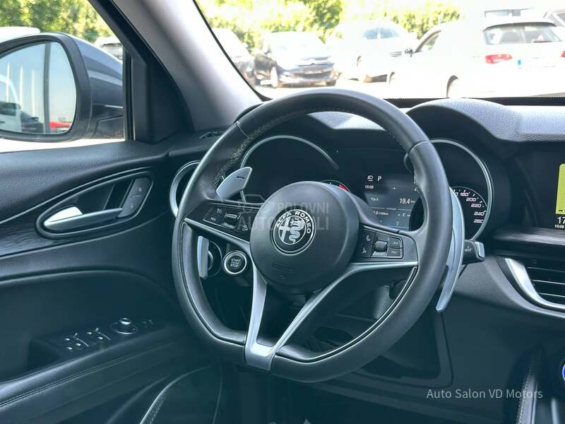 Alfa Romeo Stelvio Q4 210