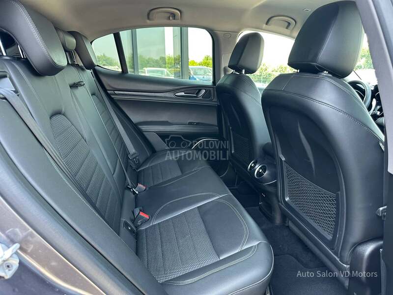 Alfa Romeo Stelvio Q4 210