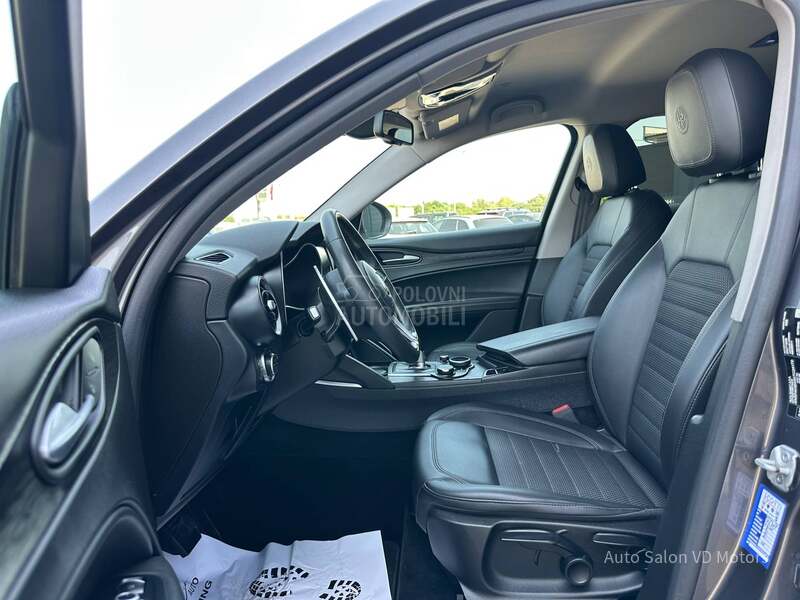 Alfa Romeo Stelvio Q4 210