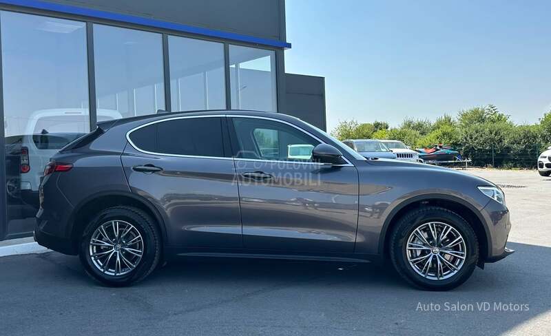 Alfa Romeo Stelvio Q4 210