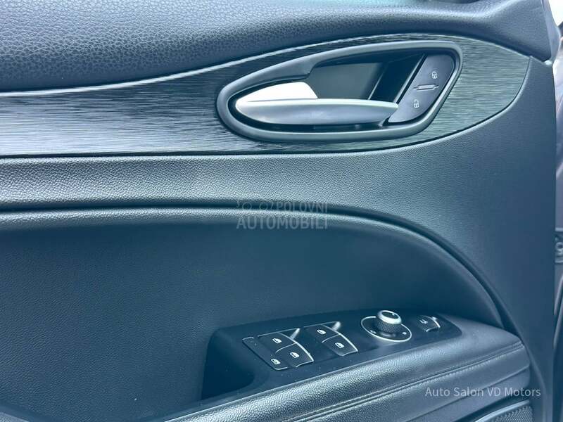 Alfa Romeo Stelvio Q4 210