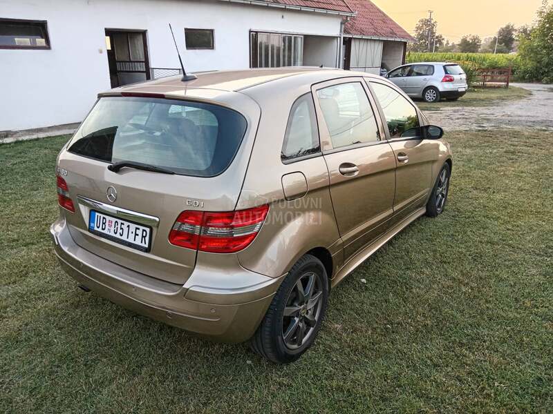 Mercedes Benz B 180 