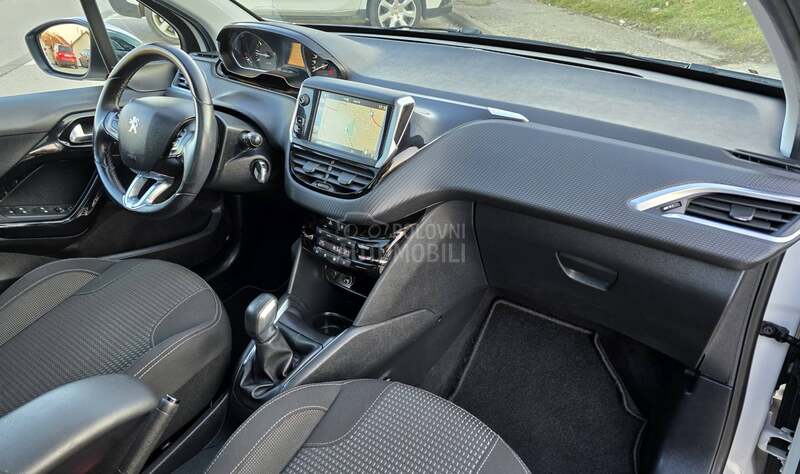 Peugeot 208 1.2/ALLURE/PANO/CH
