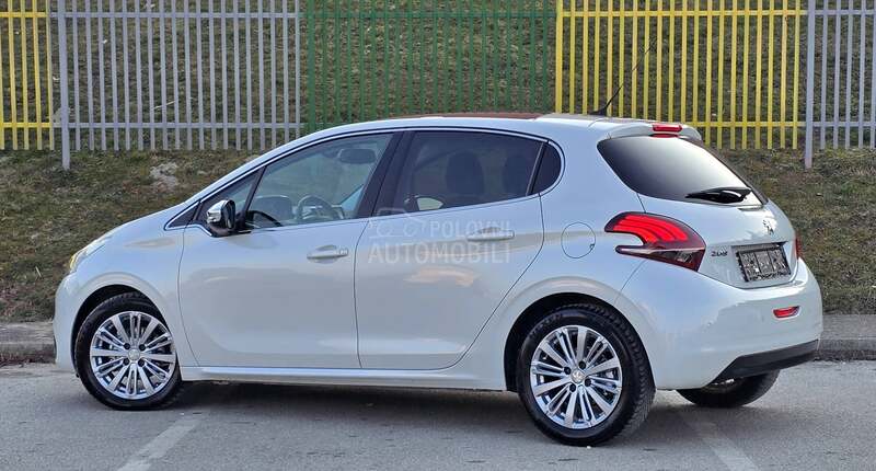 Peugeot 208 1.2/ALLURE/PANO/CH