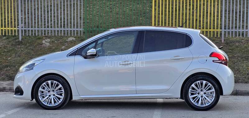 Peugeot 208 1.2/ALLURE/PANO/CH