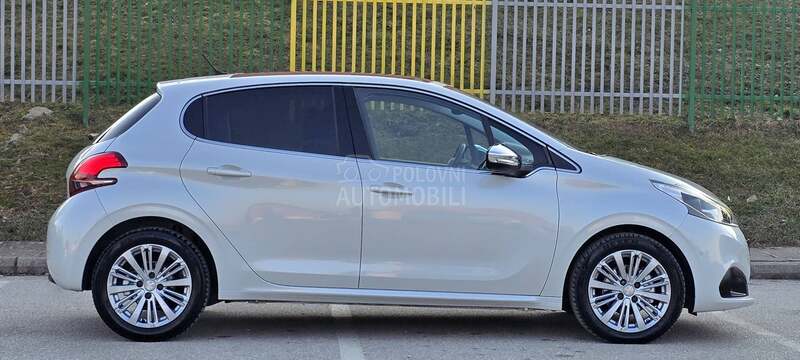 Peugeot 208 1.2/ALLURE/PANO/CH