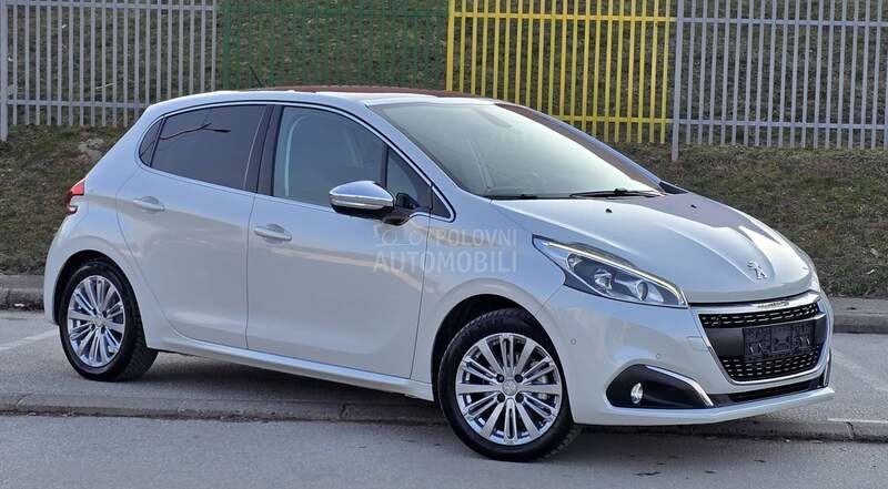 Peugeot 208 1.2/ALLURE/PANO/CH