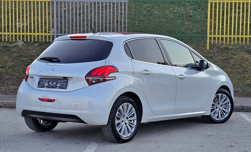 Peugeot 208 1.2/ALLURE/PANO/CH