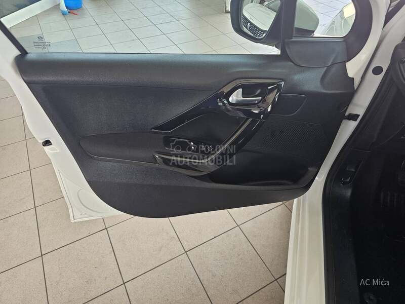 Peugeot 208 1.2  NAV LED 51000