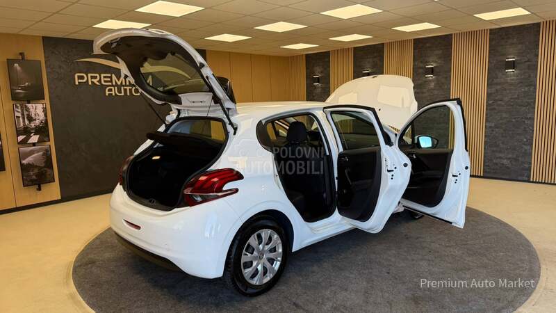 Peugeot 208 ///1.6 HDI//N O V