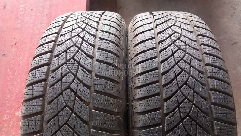 Goodyear 215/55 R17 Zimska