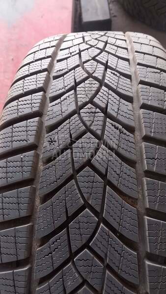 Goodyear 215/55 R17 Zimska