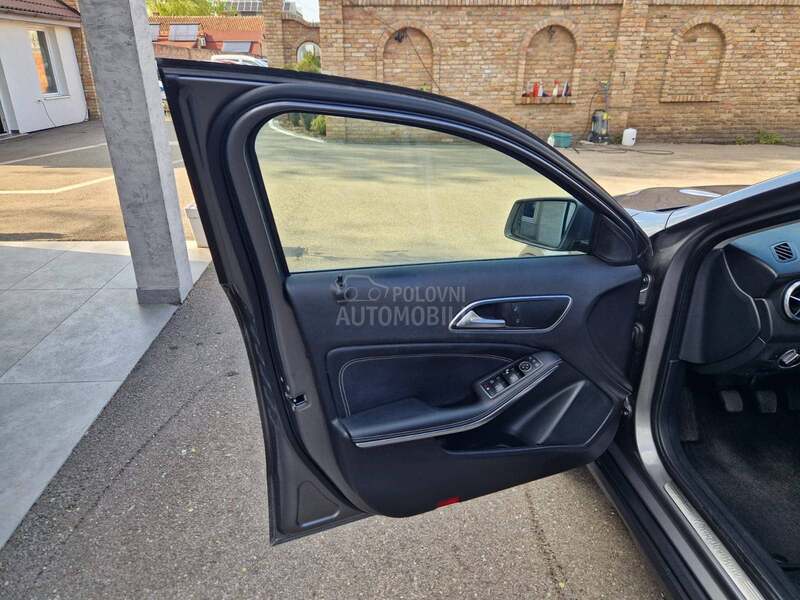 Mercedes Benz GLA 180 L E D   N A V I