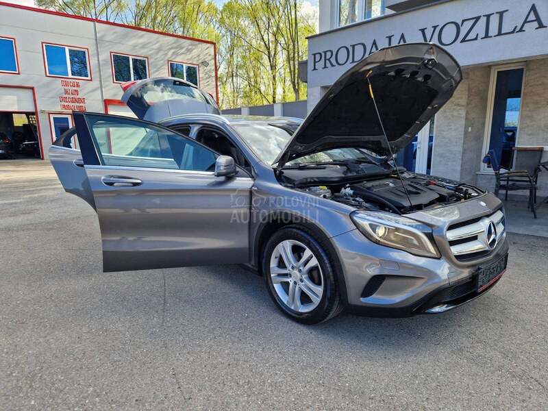 Mercedes Benz GLA 180 L E D   N A V I