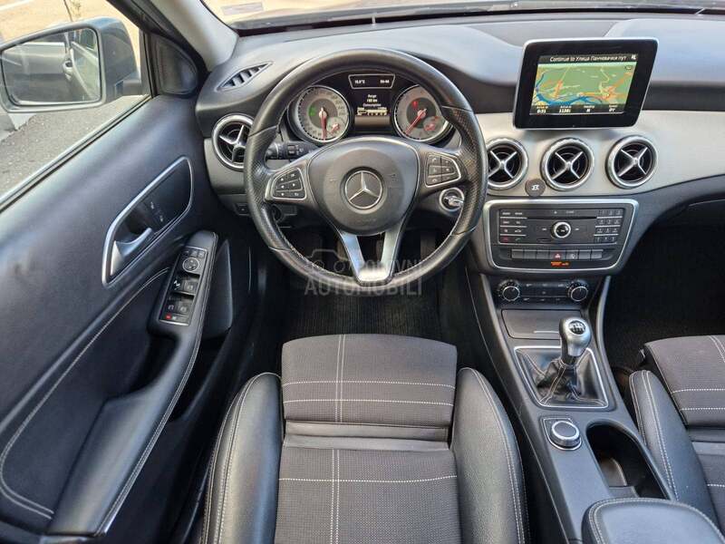 Mercedes Benz GLA 180 L E D   N A V I