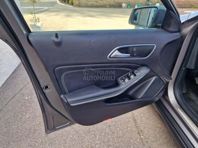 Mercedes Benz GLA 180 L E D   N A V I