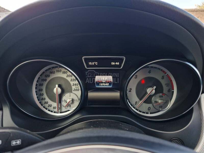 Mercedes Benz GLA 180 L E D   N A V I