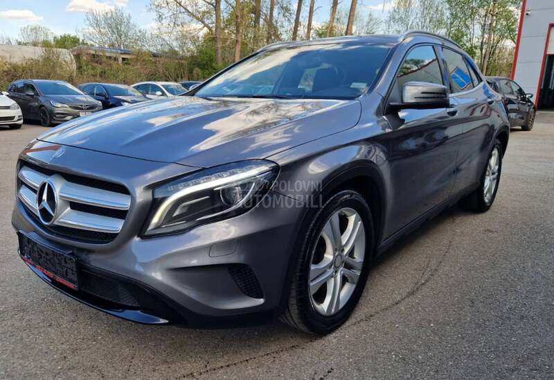 Mercedes Benz GLA 180 L E D   N A V I