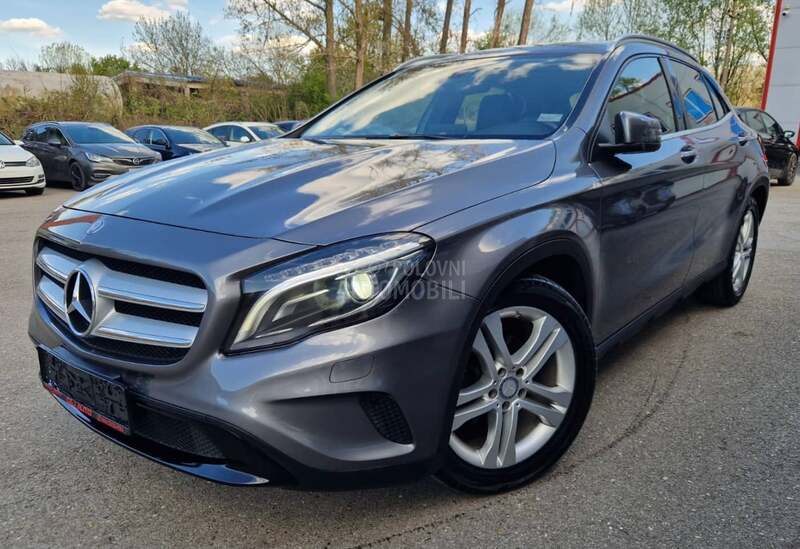 Mercedes Benz GLA 180 L E D   N A V I