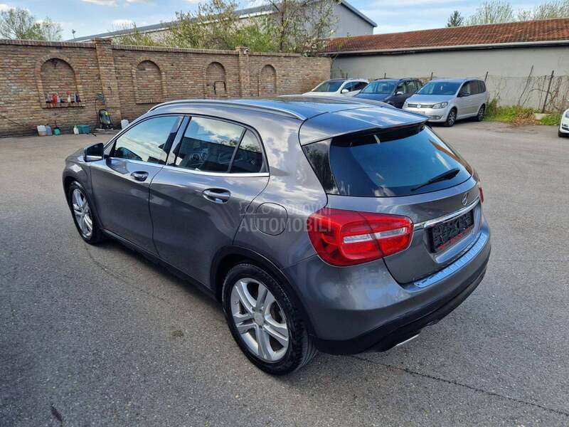 Mercedes Benz GLA 180 L E D   N A V I
