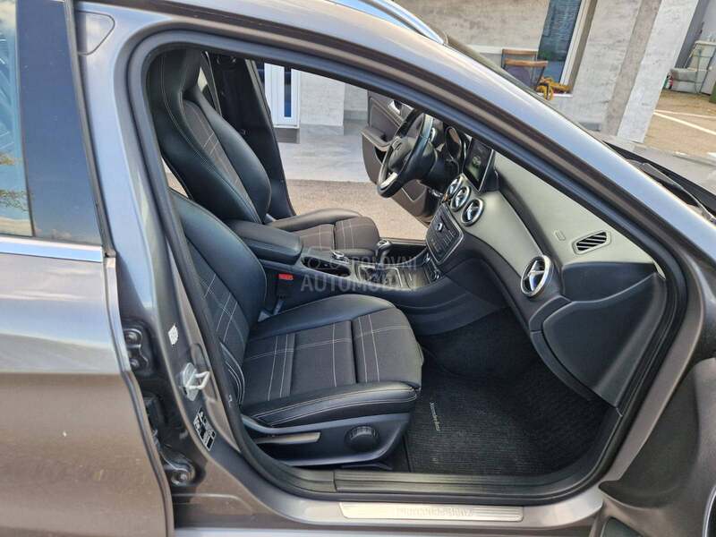 Mercedes Benz GLA 180 L E D   N A V I