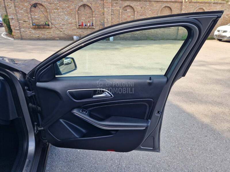 Mercedes Benz GLA 180 L E D   N A V I