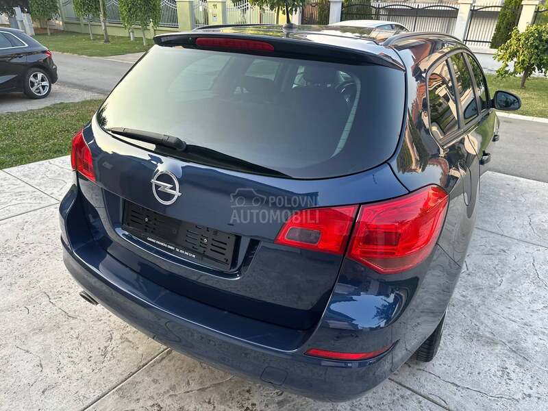 Opel Astra J 1.4 16V ENJOY