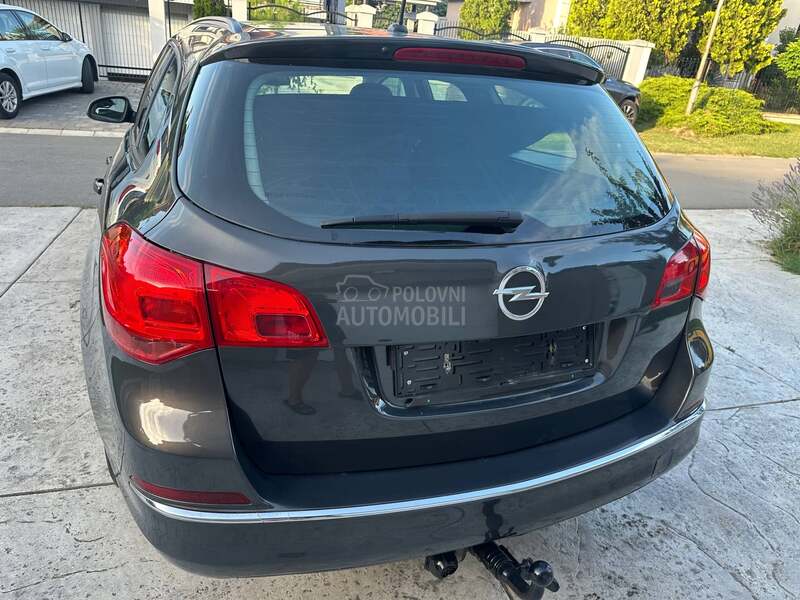 Opel Astra J 1.7CDTI ESSENCIA