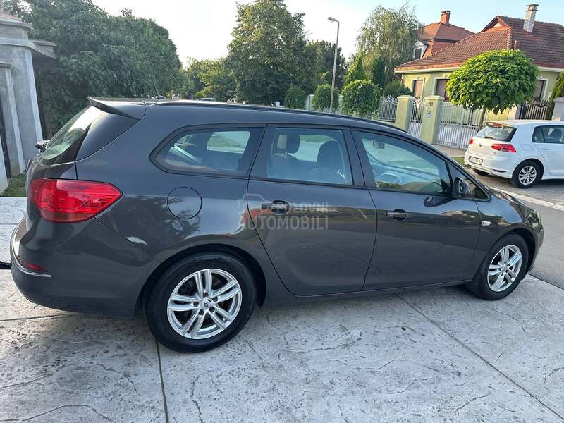 Opel Astra J 1.7CDTI ESSENCIA