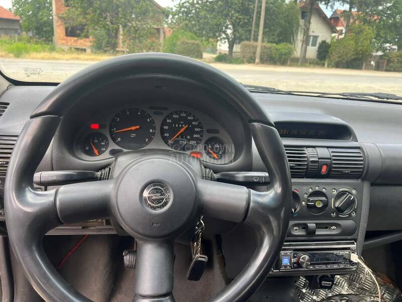 Opel Corsa B 1.6 16v GSi
